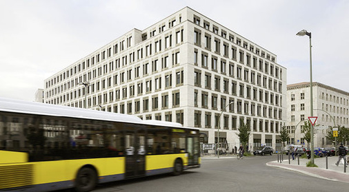 
Dieser Neubau in Berlin Mitte zeigt, wie die Fassaden und die Fensteröffnungen optisch auf die umgebenden 
Bestandgebäude reagieren und sich an die Gestaltung der Fenster in der Umgebung anlehnen.
