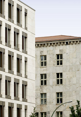 <p>
Hier im Bild das Gegenüber der modernen Fenster 
und der benachbarten Bestandsfenster. 
</p> - © Foto: Jan Bitter, Berlin

