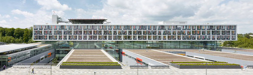 <p>
Bei dem neuen Chirurgischen Universitätsklinikum gibt es eine räumliche Trennung der Behandlungs- (unten) und der Patientenzimmer, die oben im Gebäude liegen.
</p> - © Fotos: Jean-Luc Valentin, Frankfurt

