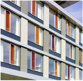 
Das Farbkonzept der Fassade beeinflusst durch die
bunten Gläser auch die Patientenzimmer im Inneren.
