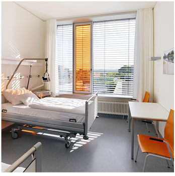 
Ein Blick in ein Zimmer. Durch das bunte Glas gibt es je nach Sonneneinfall unterschiedliche Schattenwürfe.
