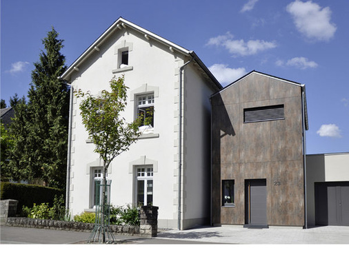 <p>
Gemeinsam mit Architekten entwickelt Zöllner Fensterbau seine Fenstersysteme aus Holz-Aluminium kontinuierlich weiter. Dass es nicht immer Systeme für moderne Gebäude sein müssen, zeigt der Altbau.
</p> - © Foto: Cordula Macherey-Hermesdorf, Architektin, 54292 Trier

