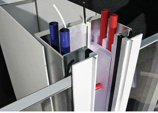 
Dieser Fassadenpfosten dient neben seiner konstruktiven Funktion auch dazu, technische Gebäudekomponenten aufzunehmen. 
