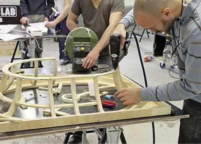 <p>
In der Werkstatt am Bucky Lab an der TU Delft werden Mockups und 1:1 Modelle von Fassadenelementen erstellt.
</p>
