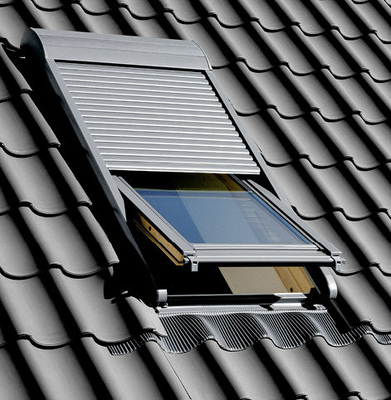<p>
Auch für Dachfenster gibt es spezielle Rollladensysteme, mit denen auch die solaren Einträge gesteuert werden können.
</p> - © Foto: Velux


