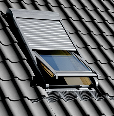 
Auch für Dachfenster gibt es spezielle Rollladensysteme, mit denen auch die solaren Einträge gesteuert werden können.
