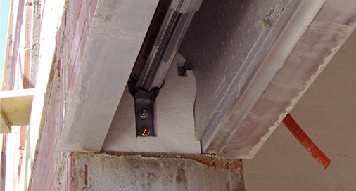 
Das Thema Rollladenkasten bekommt im Zuge der Verschärfung der EnEV eine ganz neue Bedeutung und bedarf gerade im Renovierungsfall vieler Verbesserungen.
