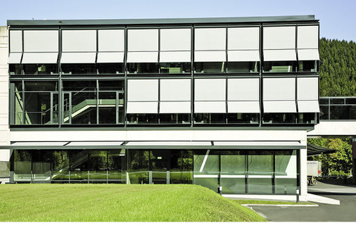 
Landläufig gilt immer noch die weit verbreitete Meinung, dass der Sonnenschutz das Thema Blendschutz immer mit einschließt. Das kann, muss aber nicht sein.
