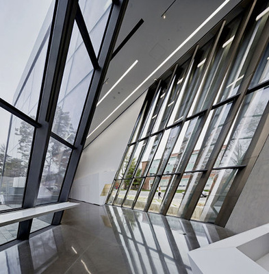 
Verbindung von innen und außen: Nach der Idee der Architektin, setzt sich die Landschaft im Bauwerks quasi fort und schafft so besondere Räume.
