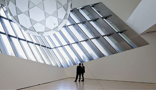 
Im Inneren des Bauwerks eröffnen die schrägen Wände und Fassadenelemente den Ausstellungsmachern einen großen Gestaltungsspielraum für ihre Ausstellungen.
