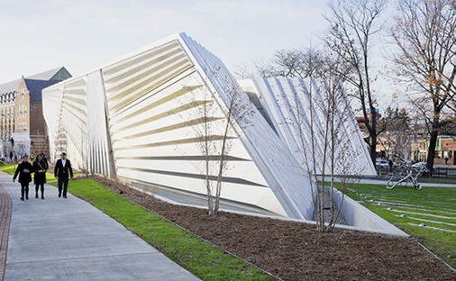 <p>
Wie ein gelandetes Raumschiff liegt das Museum auf den Grünflächen des Campus. Dazu stehen die Bestandsbauten links im Hintergrund in einem deutlichen Kontrast.
</p> - © Foto: Iwan Daan

