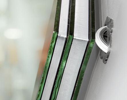 
Das Isolierglas wird vollautomatisch gefertigt. Dabei ist die ISO-Linie mit einem Superspacerapplikator (für Warme Kanten) ausgestattet.

