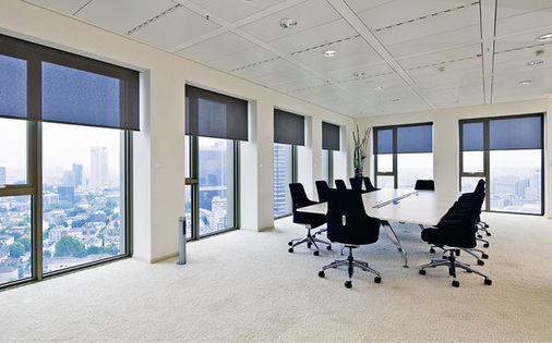 
Blendschutz im Büro ist für den Gebäudenutzer eine Selbstverständlichkeit. Über die Funktionsabläufe, die sein Tastendruck zum Auf- oder Abfahren auslöst, will bzw. wird er sich keine Gedanken machen.
