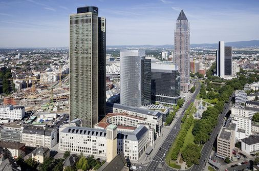 
Um den Gebäudenutzern einen möglichst großen Anteil an freier Sicht zu ermöglichen, sollte der Sonnenschutz automatisch gesteuert werden, um den Energiehaushalt des Gebäudes nicht unnötig zu belasten und unerwünschte solare Einträge, die zur unnötigen Erwärmung beitragen, zu vermeiden.
