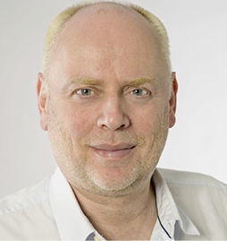 <p>
Olaf Vögele, Sachverständiger in den Bereichen Rollladen, Tore und Sonnenschutzsysteme und Fassaden, Fachjournalist und Redakteur und technischer Koordinator der Industrievereinigung Rollladen-Sonnenschutz-Automation. 
</p>