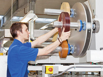 
Dank einer speziellen Vorrichtung produziert die Anlage sofort „Gutprofile“ – so ist auch eine Ein-Stangen-Ummantelung möglich.
