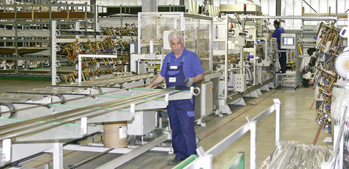 
Folienkaschierung bei Exte: Eine raffinierte Steuertechnik und variabel einsetzbare Rollensätze sorgen für kurze Umrüstzeiten innerhalb einer Viertelstunde.
