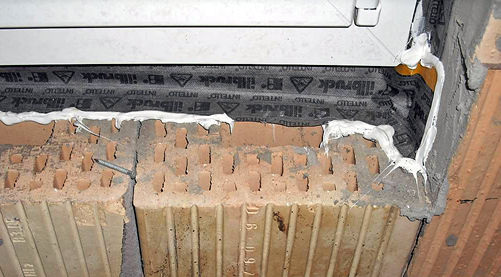 
Bedenken anmelden oder gedankenlos machen? – Zum Beispiel bei dem luftdichten Anschluss an Hochlochziegeln.
