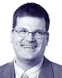 
Ralf Spiekers ist Abteilungsleiter für die Bereiche Technik – Normung – Arbeitssicherheit im Bundesinnungsverband Tischler Schreiner Deutschland.
