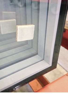 
Abstandhalter aus Silikonschaum lassen sich auch in hellen Farben herstellen und wie bei diesen 3-fach-Isoliergläsern einbauen. 
