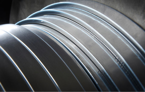 
Die Applikation von Silikonschaum-Spacern erfolgt von der Rolle. Rahmensetzen und Butylapplikation sind bei einer automatisierten ISO-Fertigung direkt in die Isolierglas-Linie integriert.
