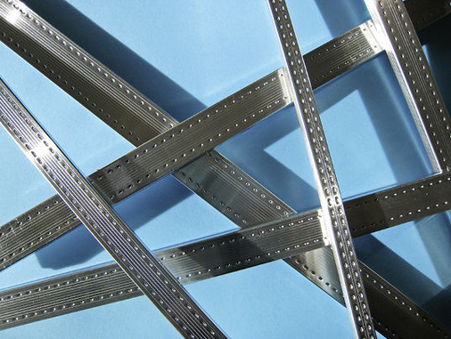 
Altes Eisen: Alu-Abstandhalter sind nicht mehr up-to-date und werden mehr und mehr durch wärmetechnisch verbesserte Randverbundsysteme ersetzt.
