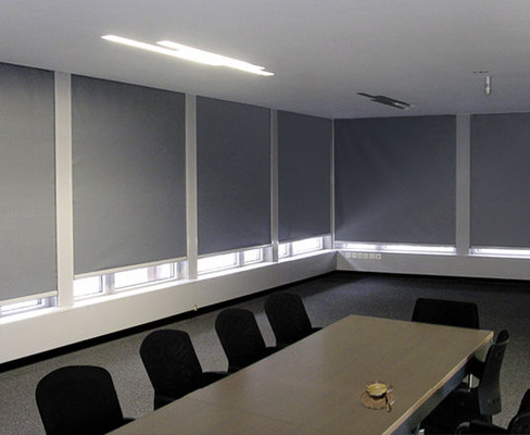 
Verdunklungsanlagen schaffen im Wechselspiel mit der Raumbeleuchtung perfekte Lichtbedingungen. Von der Teilverdunkelung bis zur Vollverdunkelung ist mit speziell ausgeführten lichtdichten Führungsschienen alles möglich.
