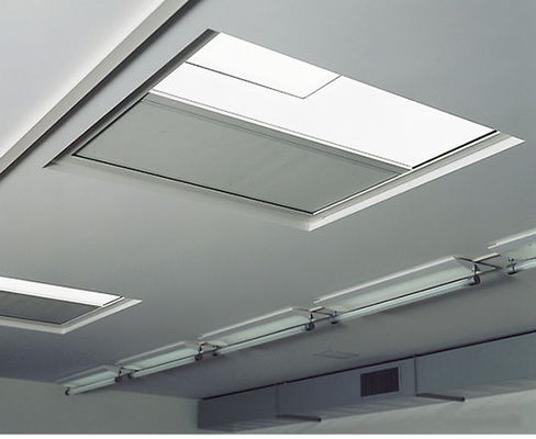 
Auch bei Oberlichtern lässt sich der Lichteinfall mit der richtigen Technik und ausgewählten Stoffqualitäten auf die entsprechenden Bedürfnisse der Konferenzteilnehmer dimmen. 
