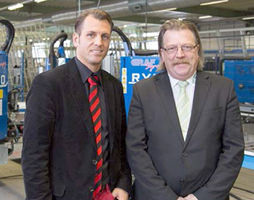 
Lutz Hiller (r.) und Patrick Rygiel vor den neuen Schweißmaschinen SL4-FF.
