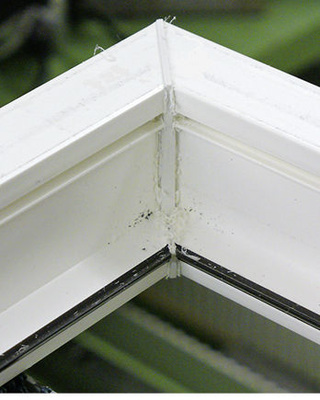 
Das Verbindungsstück verbleibt beim Reibschweißen in der Schweißebene und führt nur bei geringen Wandungsdicken zu optisch akzeptablen Ergebnissen, denn die Stärke dieses Teiles hängt von den zu verschweißenden Profilwandungen ab.
