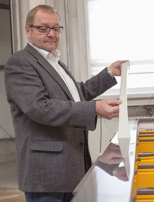 <p>
Günter Kordsmeier (Geschäftsführer Schmidt-Boke) löst die Schutzfolie und demonstriert den hohen Glanzgrad der Lackierung.
</p>