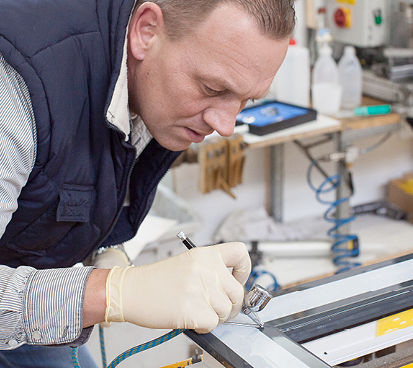 
Oliver Vogler führt die Airbrush einfach an der Kante der Schweißnaht entlang.
