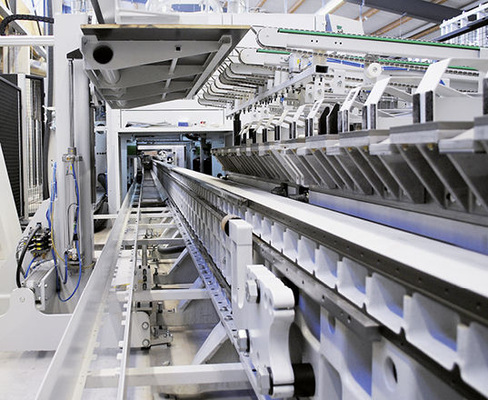 
Mit der zweigleisigen Schieberanlage werden die Werkstücke mit den Greiferschlitten an den Frässpindeln vorbeigeführt.
