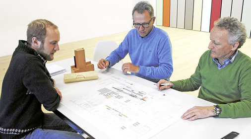 
Adrian (l.), Joseph (M.) und Ludwig Klarer blicken durch: Am Anlagenlayout haben die Fensterbauer selbst ein Jahr lang gefeilt.
