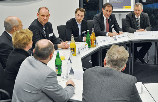 
Diskutierten mit den Verantwortlichen bei Hautau über die Markteinführung des Atrium SP komfort (v. r.): Reiner Stöckel, Bernhard Helbing, Norbert Stichling (nicht im Bild von vorne zu sehen) und Florian Fricke. 
