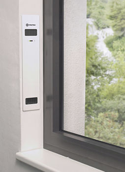 
Durch die kompakte Bauweise des Ventra und den verdeckten Einbau wird die Optik des Gebäudes nicht verändert oder beeinträchtigt. Auch innen ist er so gut wie unsichtbar, da er im seitlichen Laibungsbereich des Fensters eingebaut ist. 
