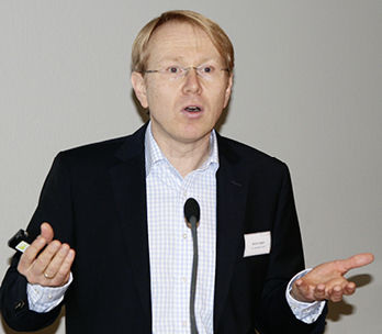 
Martin Langen (B+L Marktdaten) stellte in Wiesbaden die Marktstudie zu geklebten Fenstern vor.
