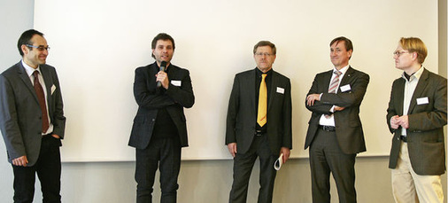 
In der abschließenden Diskussion warnte Wertbau-Gründer Rainer Taig: „Wir können nicht davon ausgehen, dass unsere Fachhandelspartner geklebte Systeme als Premiumprodukt vermarkten; unsere Aufgabe ist es intensiv zu schulen und die Vorteile immer wieder zu benennen. (v. l.: Urs Uelinger, Architekt Stephan Nikolay, Rainer Taig, Michael Szerman, profine-Bereichsleiter Forschung und Entwicklung und stv. Vorsitzender der GKFP, GLASWELT Chefredakteur Matthias Rehberger).
