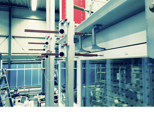 
Der Fensterprüfstand des PIV lässt mit seiner Größe von 600 cm Breite und 500 cm Höhe die Prüfung nahezu aller Tür- und Fensterkonstruktionen zu.
