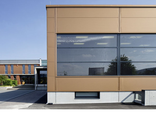 
Mit Okatech Vision-Isoliergläsern lassen sich die Lichttransmission und der Energiedurchlass verändern. So kann mit dichteren Geweben in der ISO-Einheit der Licht- und Wärmeeintrag ins Gebäude reduziert werden.
