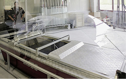 
Hier ein vorgespanntes 2 mm Dünnglas im Belastungstest. Solche Gläser lassen sich gleichermaßen für 3-fach- und 4-fach-ISO einsetzen.
