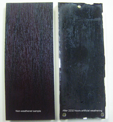 Ernüchternder Vergleich: ein Originalmuster des Plagiats und eines nach 2.232 Stunden Bewitterung (DIN EN513-M).