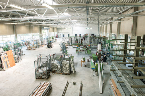 Für die Druckluftversorgung in der Fertigung wurde das Industrierohrsystem RAUPEX eingebaut. Für die energieeffiziente Beheizung sorgt eine REHAU Industrieflächenheizung.