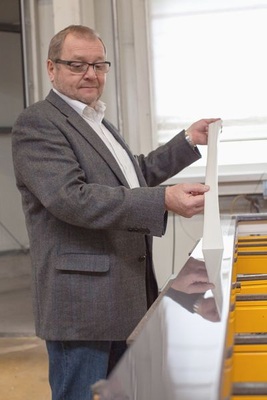 Günter Kordmeier läst die Schutzfolie und demonstriert den hohen Glanzgrad der Lackierung.