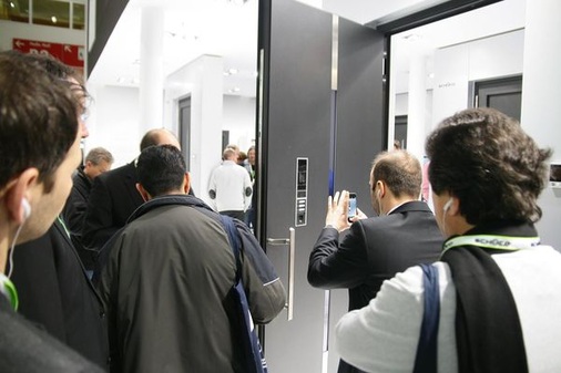 Dichtes Gedränge auf dem größten Stand der Messe: Bei Schüco.
