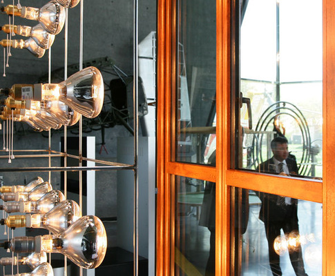 Oknoplast-Fenster werden ausgiebig nach den Normen und Richtlinien getestet. Aber auch darüber hinaus prüfen und vergleichen die Krakauer Fenstermacher ihre Produkte sehr intensiv.