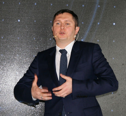 Miko³aj Placek, Präsident der Oknoplast Gruppe bei der Vorstellung eines neuen Fenstersystems in Polen.