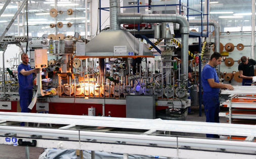 Das Unternehmen kaschiert seine Profile selbst, um schnell auf die Kundenbedürfnisse reagieren zu können.