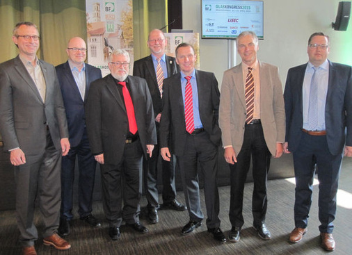 Der BF-Vorstand (v.l.):

Thomas Stukenkemper, Michael Dobbe, Jürgen Halbmeyer, Ralf Vornholt, Thomas Dreisbusch, Thomas Fiedler und Nils-Christian Plaum. Foto: Matthias Rehberger, www.glaswelt.de