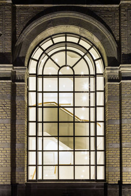 Die ca. 2 m breiten und 6 m hohen Elemente sind eine aufwendige Konstruktion aus einem relativ massiven, tragenden Teil und einem dazu in der Ebene um 60 mm nach innen versetzt liegenden Einsatzelement.